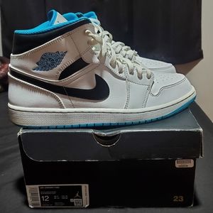 Air Jordan 1 MId "Laser Blue"